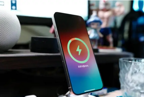铺前镇苹果15换屏服务分享用什么充电器给iPhone15充电更好 